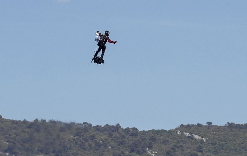 A vrut să traverseze Canalul Mânecii cu flyboard-ul, dar a căzut în mare. Care este starea „soldatului zburător” / VIDEO