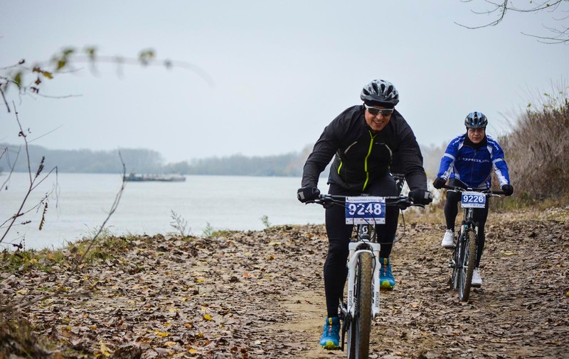 O tură cu bicicleta pe malul fluviului, la Maratonul Dunării / GALERIE FOTO