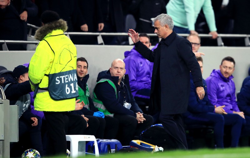 Jose Mourinho a felicitat un copil de mingi, la meciul Tottenham - Olympiakos. Ce a făcut puștiul