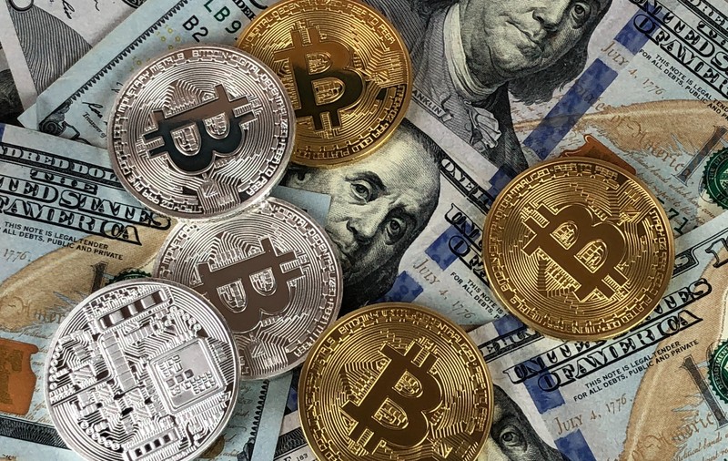 Piața criptomonedelor a pierdut 200 de miliarde de dolari într-o singură zi. Bitcoin a scăzut sub 26.000 de dolari per unitate