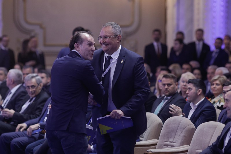 „Acesta este testul. Dacă situația se înrăutățește, înseamnă că colegii mei au greșit”, spunea Cîțu pe holurile Parlamentului, înainte să înceapă Congresul PNL. L-a salutat prietenește pe premierul Ciucă și cel care i-a luat locul la conducerea partidului. Câteva minute mai târziu, Cîțu a ieșit din sală în timpul discursului premierului. Foto: George Călin / Inquam Photos