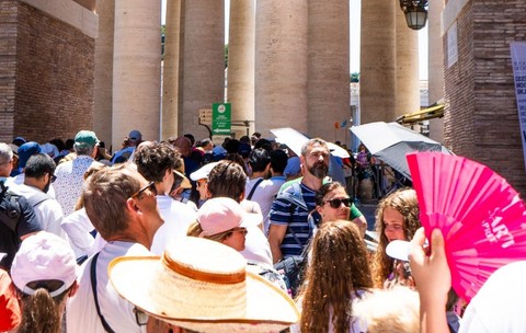 O mulțime de turiști la intrarea în Vatican Mulți oameni stau la coadă pentru a intra