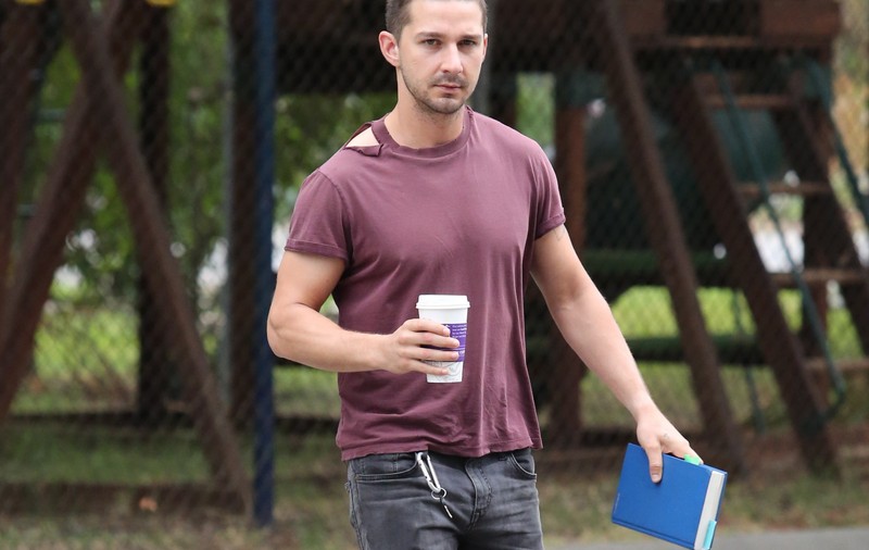 SHIA LABOEUF SE SCALDĂ ÎN MILIOANE, dar UMBLĂ ca UN BOSCHETAR! Cum a ieşit pe STRADĂ STARUL DIN "TRANSFORMERS"?
