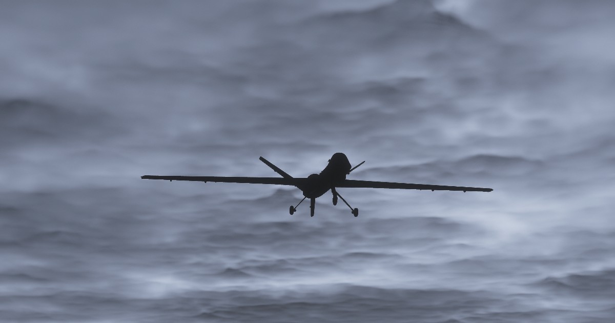 Silueta unei drone militare în timpul zborului