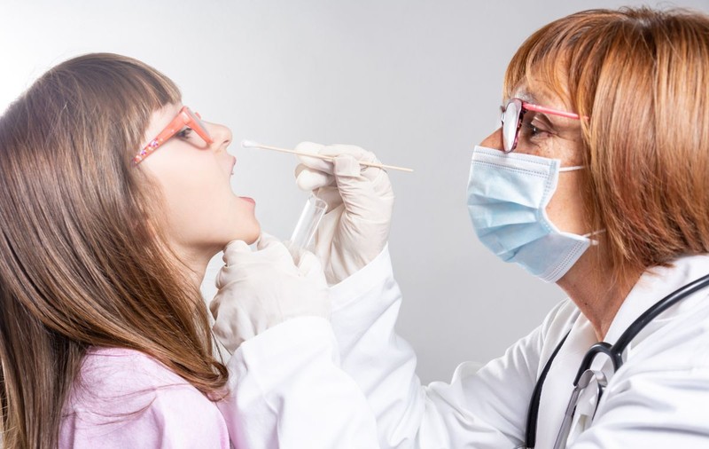 Cum se prelevează probele pentru testele rapide antigen, care vor fi făcute și în școli