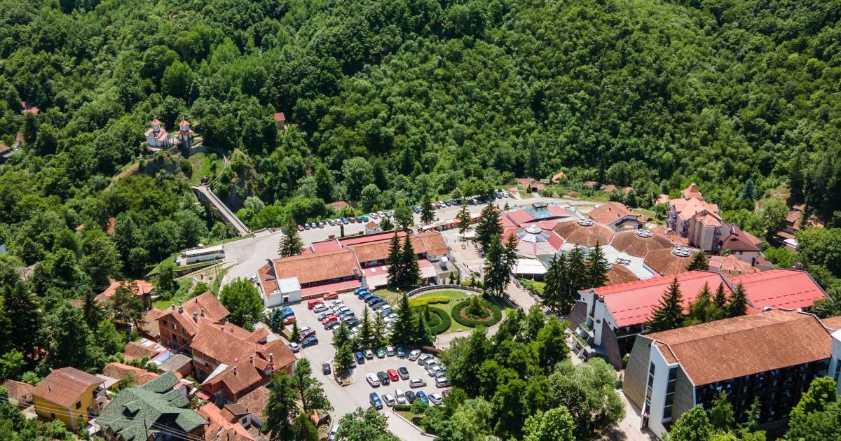 Vedere aeriană a orașului Prolom Banja, Serbia, care se află la... Este o mică stațiune SPA cu apă minerală termală și sanatorii.