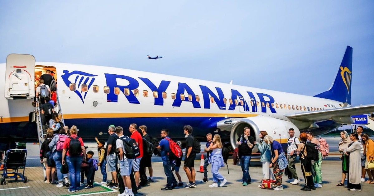 23 iulie 2024, Londra, Regatul Unit: Călătorii se îmbarcă într-un avion Ryanair pe Aeroportul Stansted din Londra.