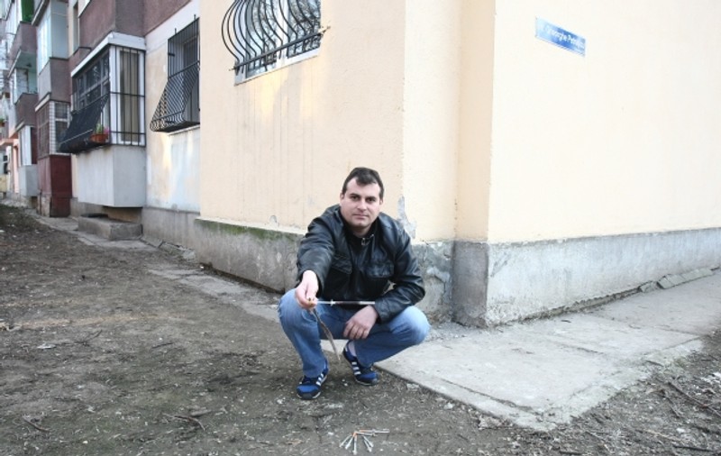 Șocant! Se joacă în fața blocului printre seringi folosite!
