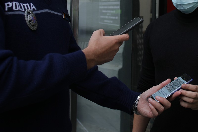 Și Poliția verifică certificatele | Foto: Inquam Photo / Octav Ganea