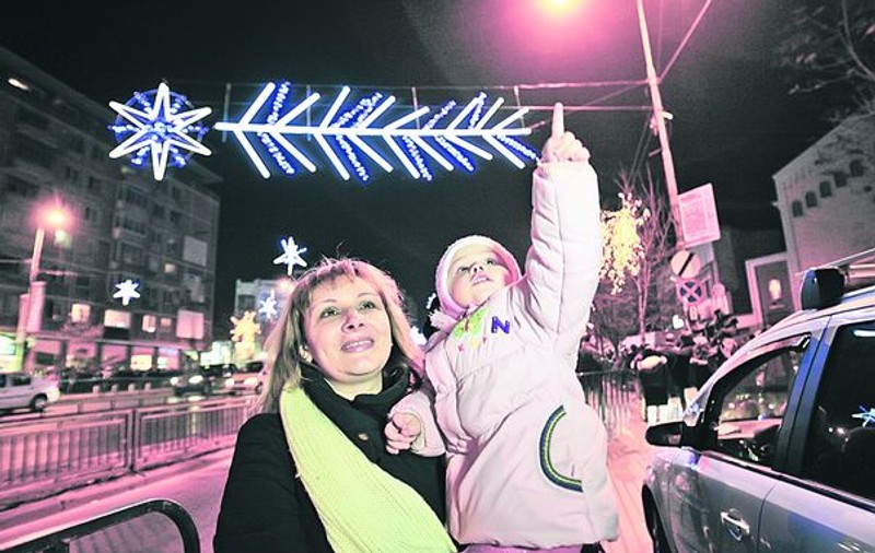 S-au aprins luminiţele de Sărbători în Bucureşti | FOTO & VIDEO
