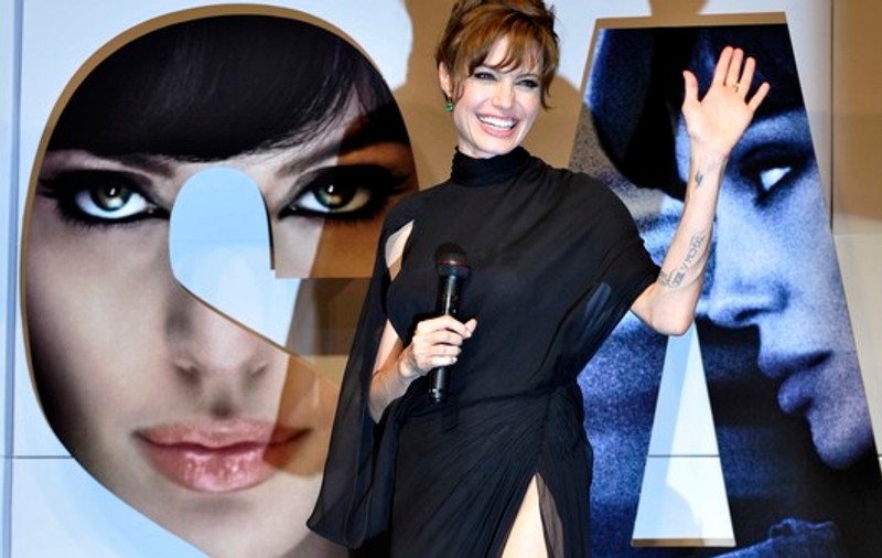 Angelina Jolie sau Jennifer Aniston: pe cine preferaţi?