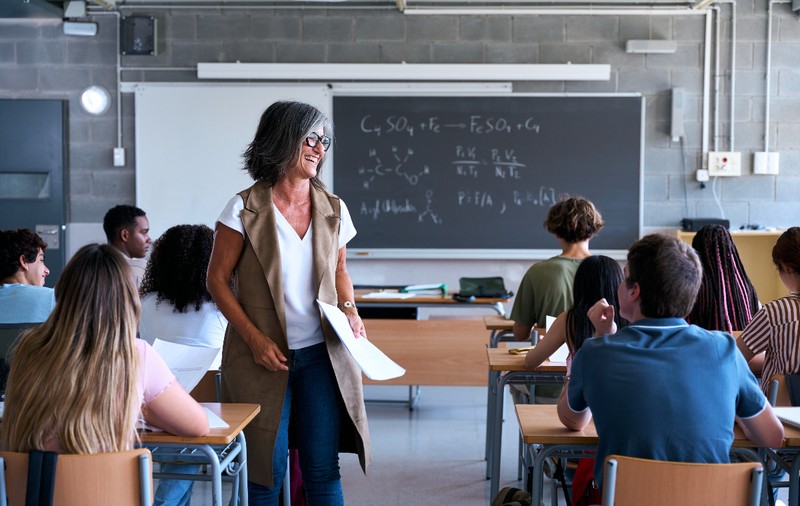 O profesoară a stat 17 ani în concediu medical și a încasat până la 6.000 de euro pe lună. Acum contestă pensionarea