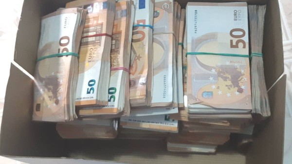 Aproape 400000 de dolari și 270000 de euro au fost descoperiți asupra a două femei care încercau să treacă frontiera în România, prin vama Sculeni