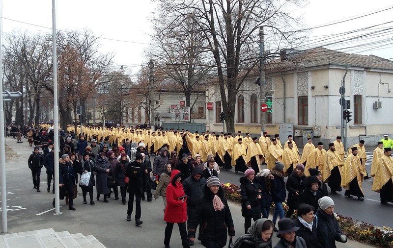 Aglomerație la moaștele Sfintei Filofteia. Peste 3.000 de oameni din Galați au venit să se închine la raclă