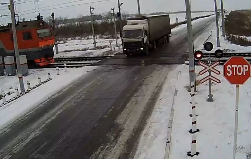 Ghinion o dată, ghinion de două ori! Un camion a fost lovit de două trenuri care veneau din direcții opuse  | VIDEO