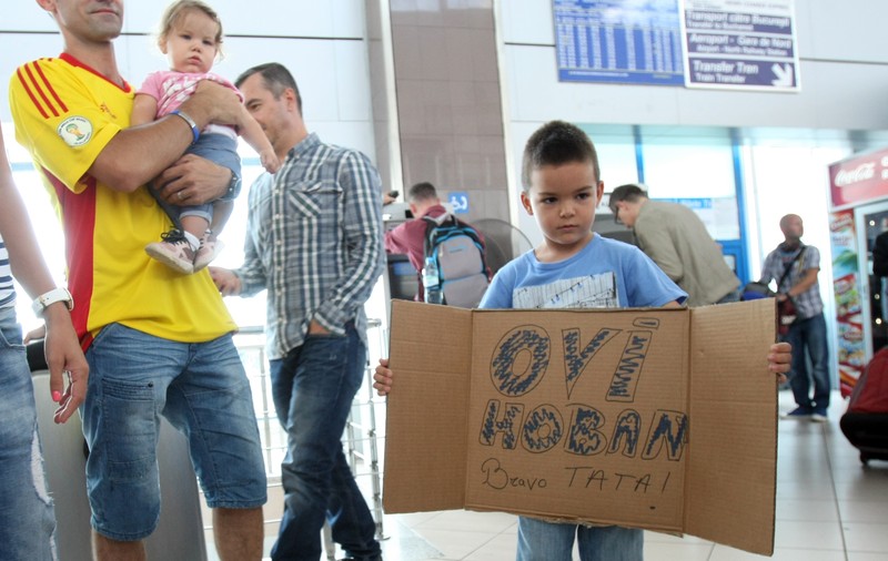 FOTO / Hoban, aşteptat ca un erou. ^Budescu, cu ochii după bijuterii, ”Tătă” a luat taxiul de la automat