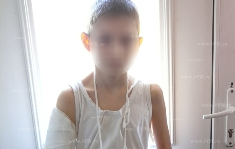 Copil de 10 ani, internat după ce a făcut lupte la ora de sport