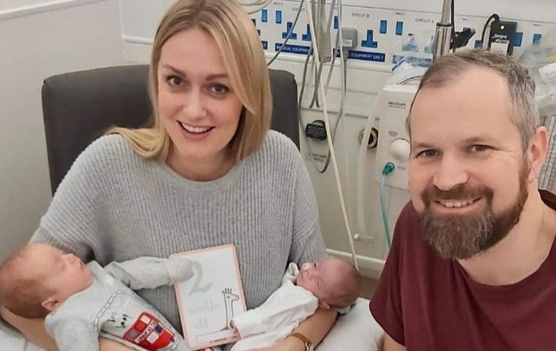 O femeie din Marea Britanie a născut gemeni concepuți la 3 săptămâni distanță