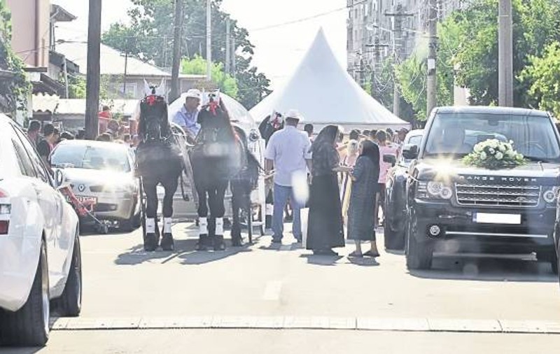 Cu avizul primăriei, au pus cortul de nuntă în mijlocul drumului 
