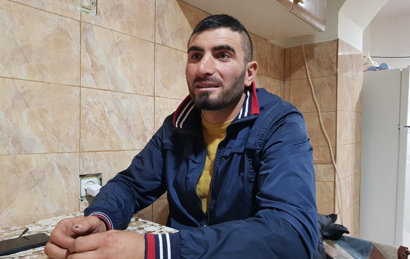 REPORTAJ. ZIUA CEA MAI LUNGĂ A LUI LAURENȚIU. Confundat cu unul dintre suspecții crimei de la Sibiu, încătușat și bătut, bărbatul din Dolj vrea acum să dea Poliția în judecată: „Mă împrumut de bani, dar nu-i las!”