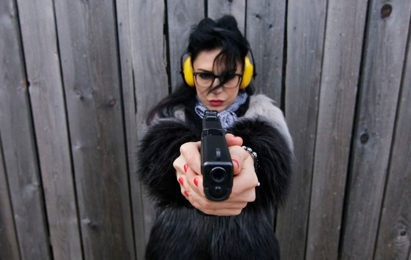 DJ Wanda, pe urmele Angelinei Jolie: a învăţat să tragă cu pistolul! | FOTO