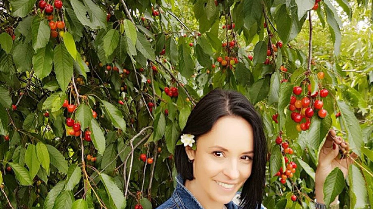 Andreea Marin a ajuns zână la țară. Pe ogoarele patriei, printre vaci și tractoare