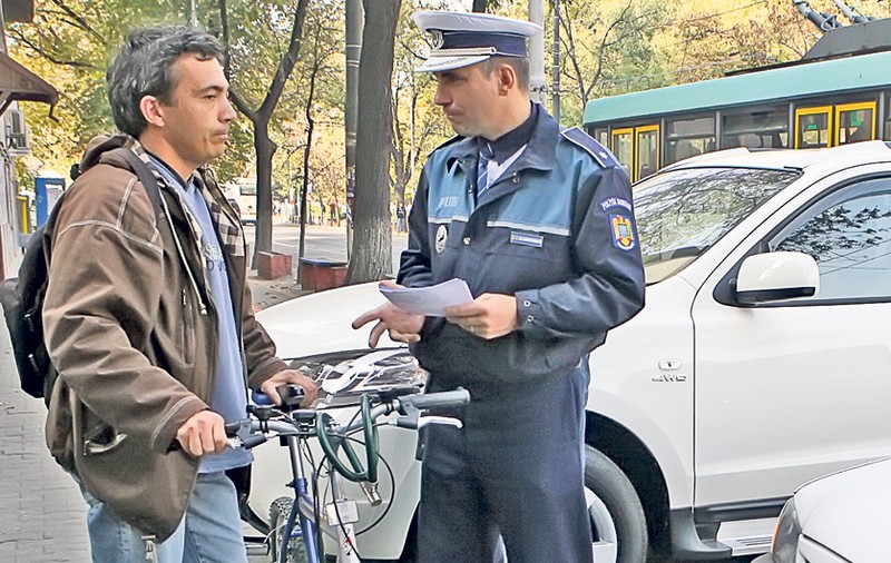 Biciclişti, pedalaţi doar cu buletinul la voi! Pasionaţii de drumeţii pe două roţi au obligaţii la fel ca şi şoferii