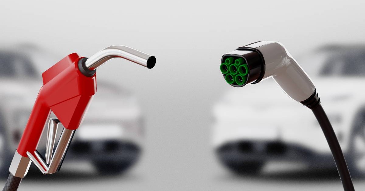 fotografie cu pistol de alimentare auto. in stanga alimentatorul rosu pentru masinile pe combustibil motorina iar in dreapta pistol alb pentru masinile electrice.