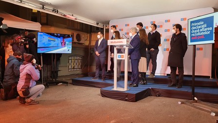 Membrii USR Plus așteaptă primele rezultate ale exit-poll-ului la sediul partidului