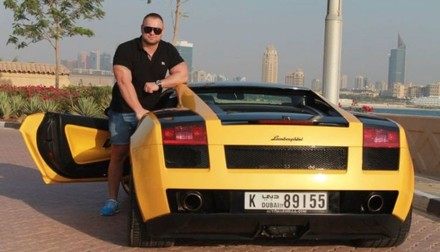 Adrian Tâmplaru și una dintre mașinile sale de lux