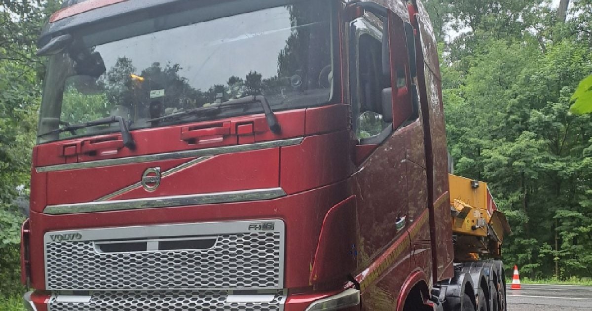 Un camion vișiniu cu sigla Volvo
