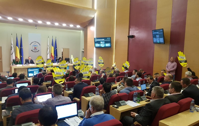 Protest al consilierilor generali PSD și ALDE în ședința CGMB, după ce CNSAS a cerut instanței să stabilească dacă Roxana Wring a colaborat cu Securitatea: „Turnătoria ucide!”