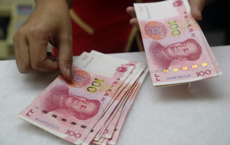 Un milionar chinez și-a scos banii din bancă, enervat de un paznic care i-a atras atenția că nu poartă mască