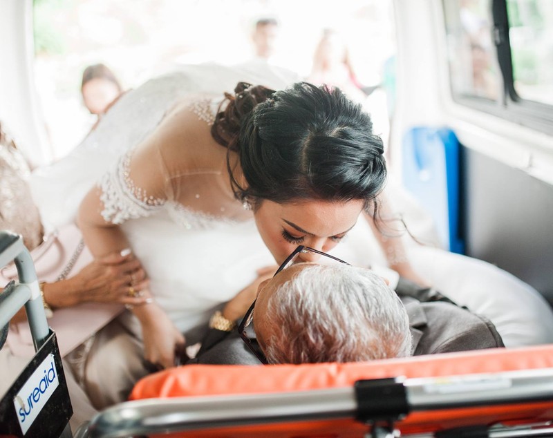 FOTO | Un tată bolnav de cancer în fază terminală și-a împlinit ultima dorință: Și-a condus fiica la altar