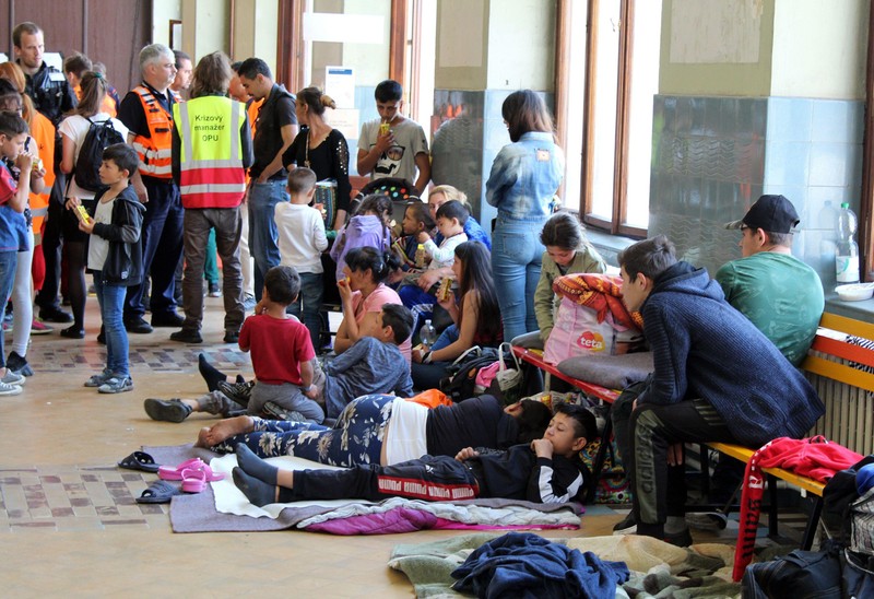 Refugiați din Ucraina dorm pe coridoarele gării din Praga, 11 mai 2022 | Foto: Profimedia