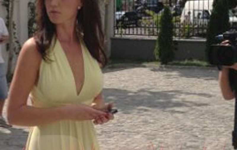 Sora şi mama Biancăi Drăguşanu poartă rochii create de viitoarea soţie a lui Victor Slav! FOTO
