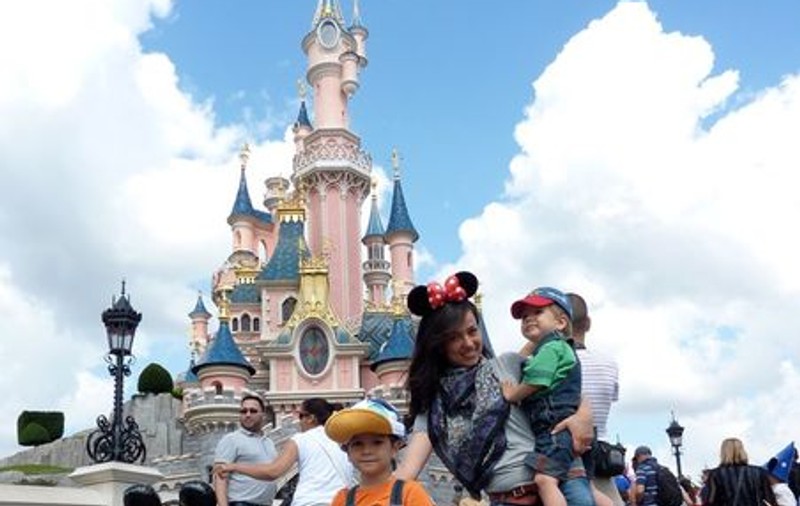 Andi Moisescu și-a dus soția și copiii la Disneyland Paris
