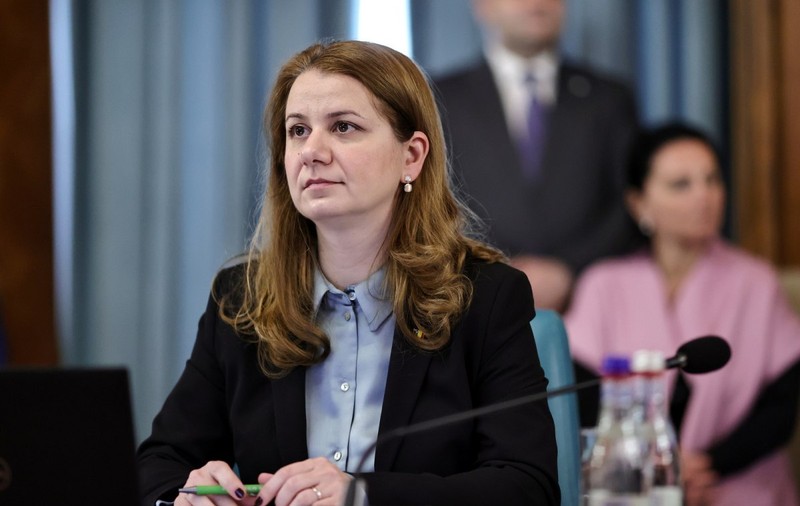 Ministrul educației anunță când se poate rezolva situația studenților rămași fără reduceri la călătoriile cu trenul