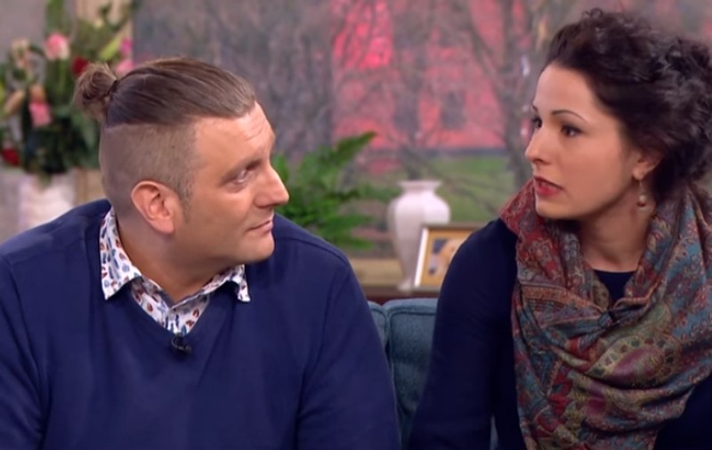 Un bărbat căruia i s-a făcut implant de penis a avut prima experiență sexuală din viață la 44 de ani. Ce a spus partenera sa