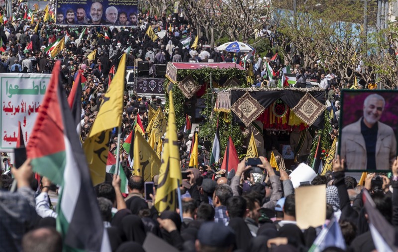 Mii de oameni la înmormântarea generalului iranian ucis în atacul de la Damasc. Șeful armatei amenință Israelul cu „pagube maxime”. VIDEO