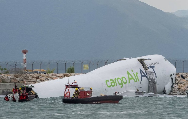 Un Boeing s-a rupt în două și a ajuns în mare la Hong Kong. Doi angajați au murit după ce avionul le-a lovit mașina
