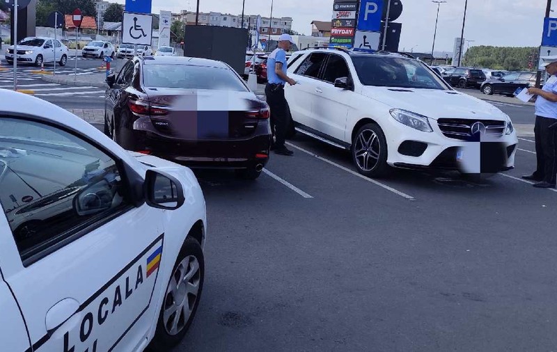 Ce au pățit șoferii cu Mercedes și BMW care au parcat pe locurile persoanelor cu dizabilități, la Pitești