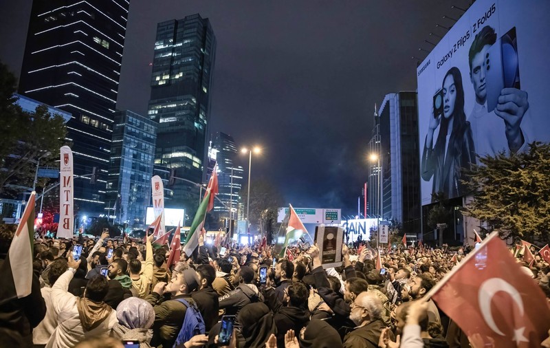Proteste violente în mai multe țări arabe, după atacul asupra spitalului din Gaza. La Ambasada SUA din Liban a intervenit armata