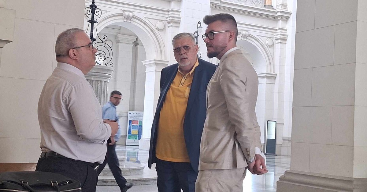 Gino Iorgulescu, în tricou galben și sacou albastru, la Curtea de Apel București