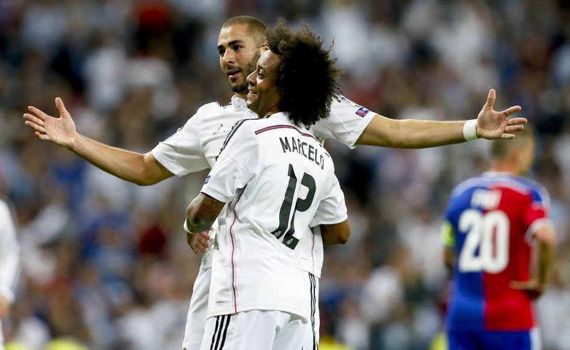 epa04403400 Real Madrid's French striker Karim Benzema (L) celebrates with his Brazilian teammate Marcelo (R) after scoring the 5-1 lead during the UEFA Champions League Group B soccer match between Real Madrid and FC Basel at Santiago Bernabeu stadium in Madrid, Spain, 16 September 2014. EPA/JUANJO MARTIN