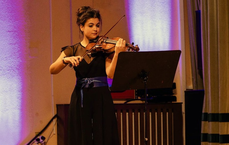 Sofia Butaru, o tânără violonistă, singura româncă admisă la masterclass la cea mai mare academie de muzică din lume, International Menuhin Music Academy în Elveția