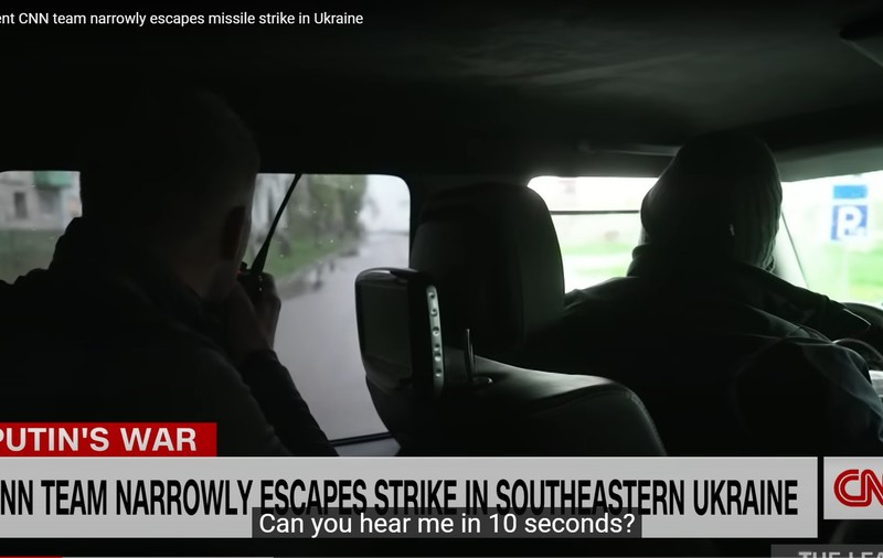 Momentul în care o echipă CNN scapă la limită dintr-un bombardament în Orikhiv, orașul în care ucrainenii sunt forțați să se ascundă constant în subteran