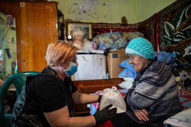 O bătrână oarbă o roagă pe Mihaela să mai stea de vorbă