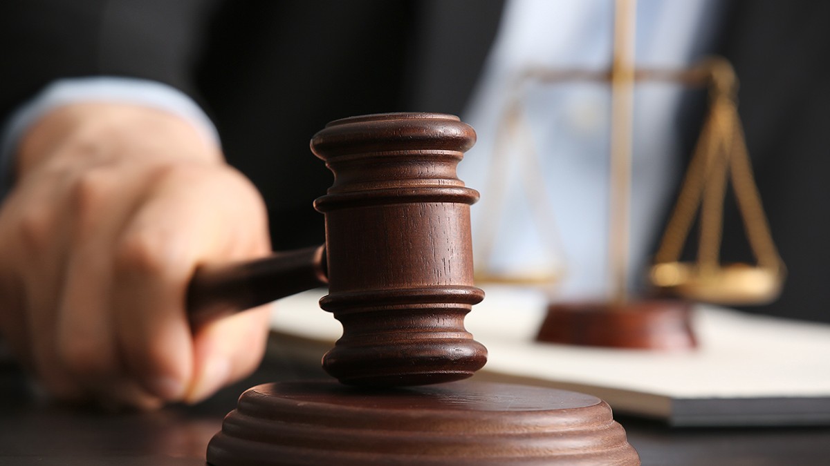 Judecător bărbat cu ciocan la masă în sala de judecată