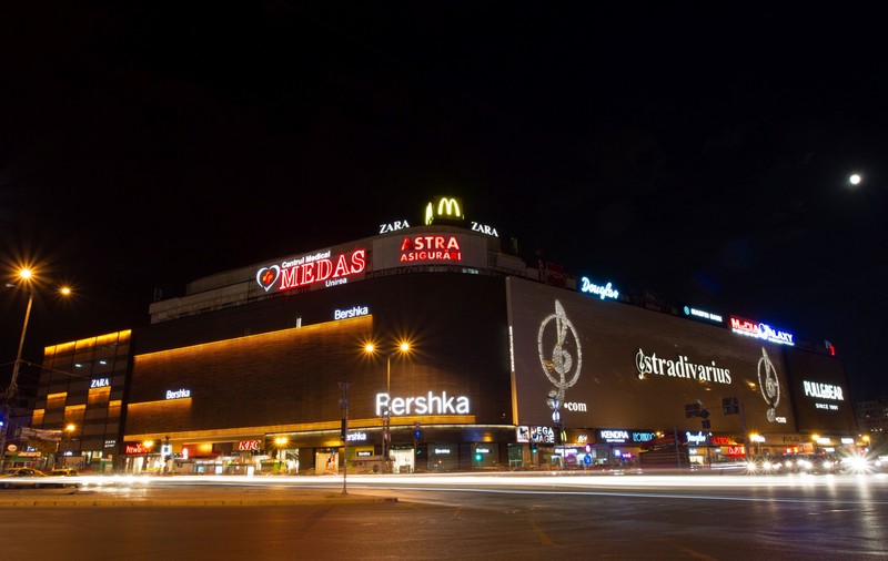 Clienți ai brandului Zara găsesc mesaje ale angajaților ascunse în căptușeala hainelor pe care le cumpără